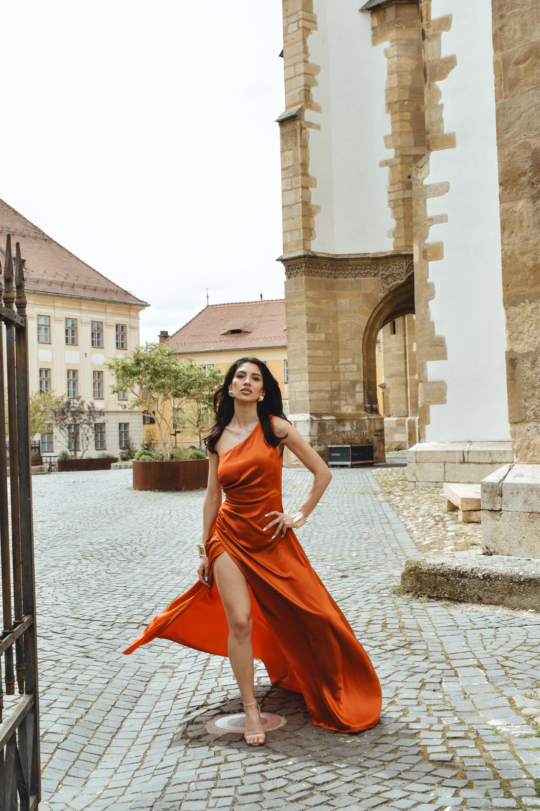 Elegant Long Dress in One-Shoulder Satin with Side Slit “Living Silk”